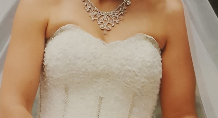 Magnifique robe de mariée bustier perlé et dentelle