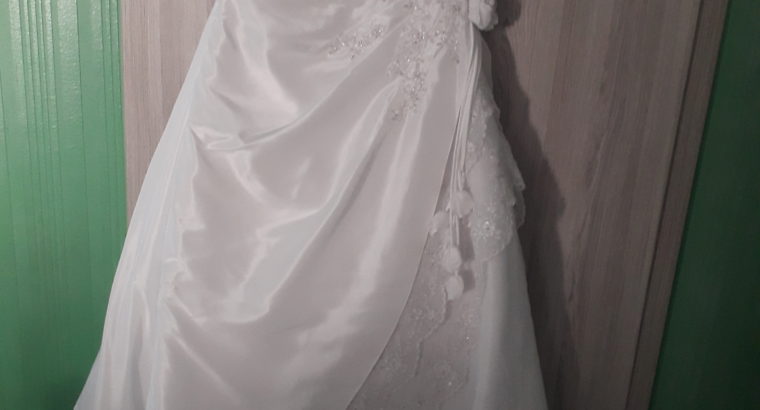 Robe de mariée cintrée, dos dentell…