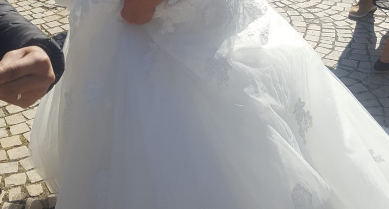 Robe de mariée cintrée, en dentelle…