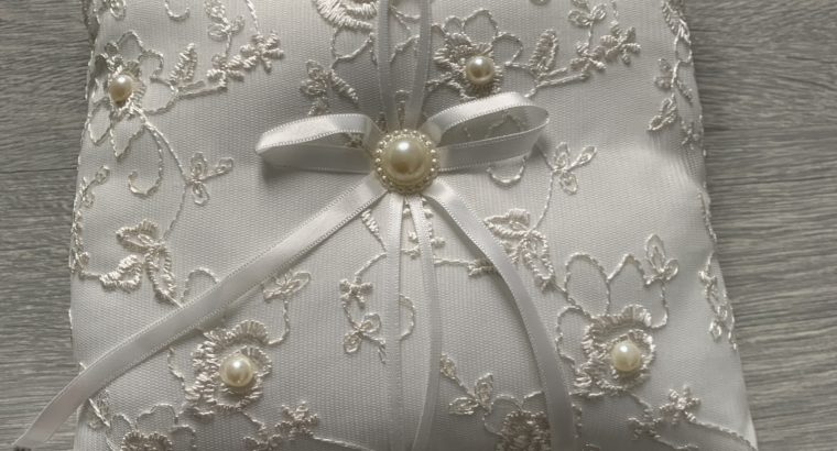 Robe de mariée cintrée, en dentelles et perles, dos dégagé