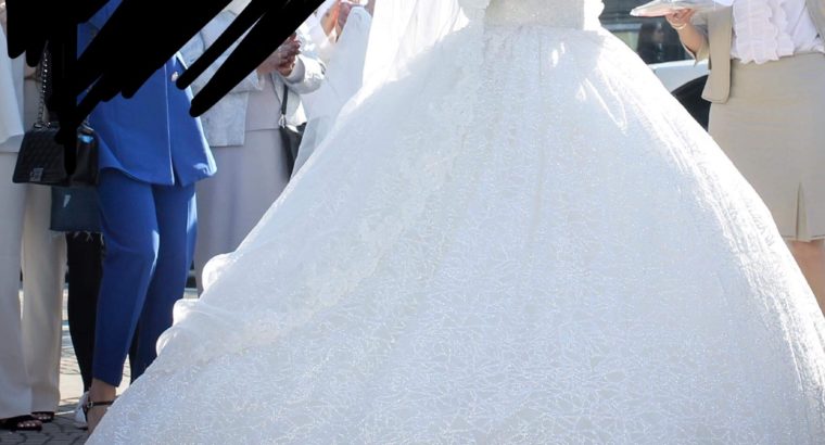Magnifique robe scintillante de mariée