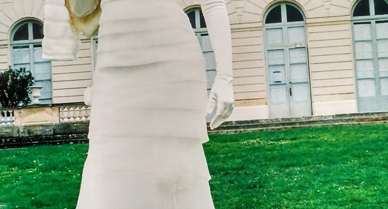 Élégante robe de mariée ivoire en organza de chez Hervé Mariage, pour femme simple.